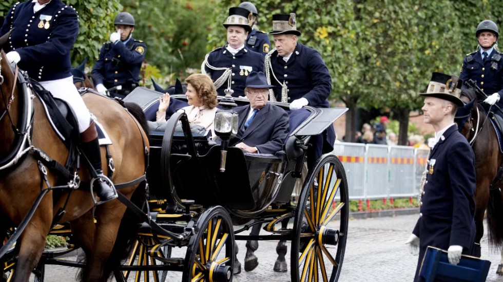 Royal couple arrives by horse-drawn carriage at Umeå city hall square to celebrate 50th anniversary as heads of state