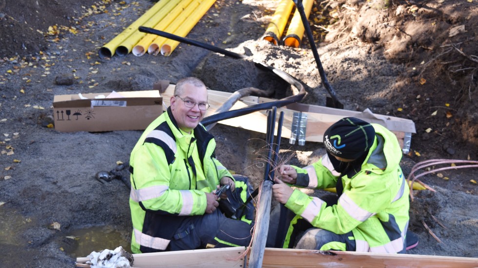 Electricians Patrik Eriksson and Ida Eskilsdotter work with the new high-voltage network.