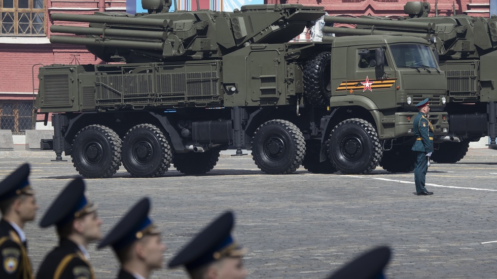 Putinryskt missilsystem på parad i Moskva. Under kriget mot Ukraina har den ryska fösvarsindustrin alltför ofta och alltför lätt kunnat förse sig utomlands med elektronik och annan specialteknik för att ersätta förstörda och förbrukade angreppsvapen.   