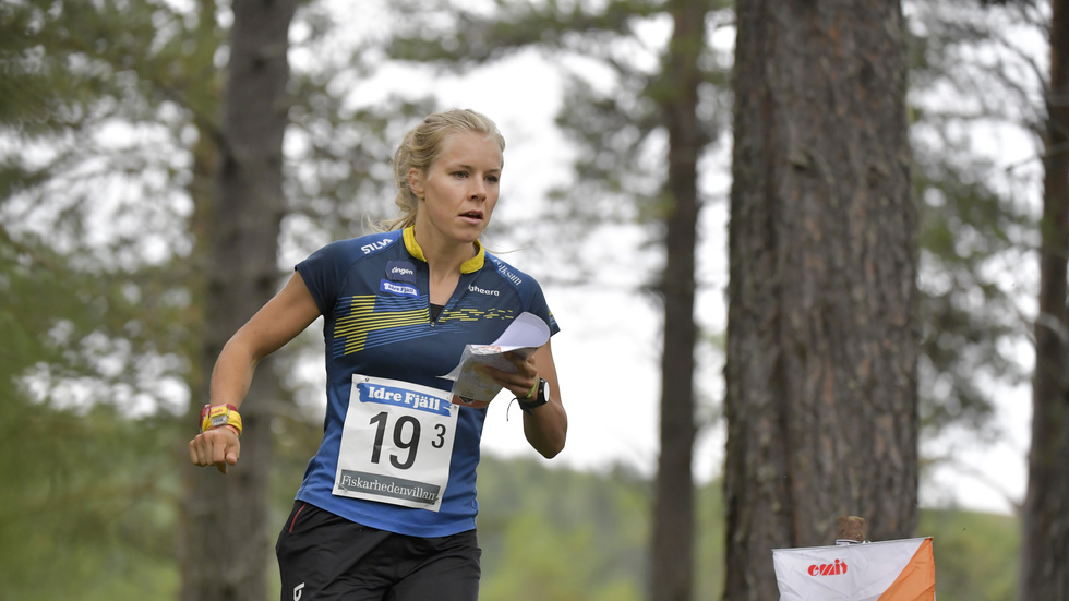 Sara Hagström, här i skogsmiljö, har haft bra fart under fötterna under veckans sprint-EM i orientering i Italien. På fredagen kom Hagströms andra guldmedalj, när hon sprang Sveriges sistasträcka i mixedstafett. Arkivbild.