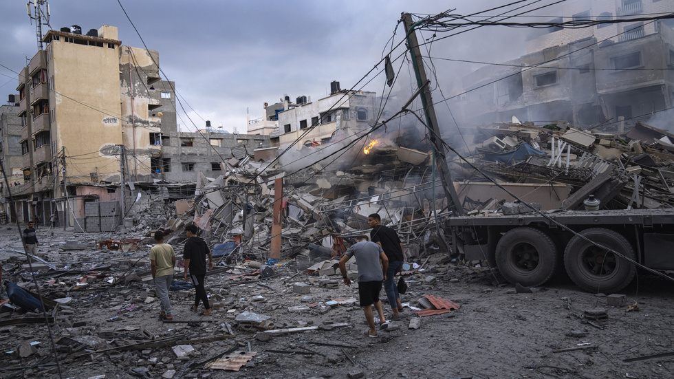 Boende i Gaza City inspekterar resterna av en byggnad efter att Israel under natten till tisdagen gjort flygräder mot Hamasmål.
