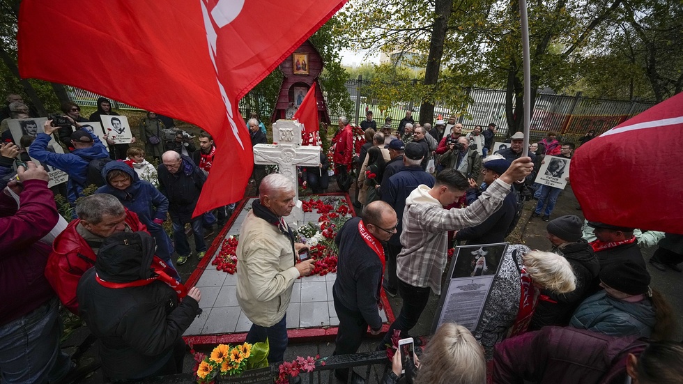 People lay flowers at a symbolic grave in memory of people who were killed during the 1993 bloody clashes between government forces and supporters of the rebellious parliament during a rally marking the 30th anniversary of the events in Moscow, Russia, Wednesday, Oct. 4, 2023. The authorities said that 124 people died in the clashes on Oct. 3-4, 1993, but unofficial estimates suggested a higher death toll. (AP Photo/Alexander Zemlianichenko)  XAZ120