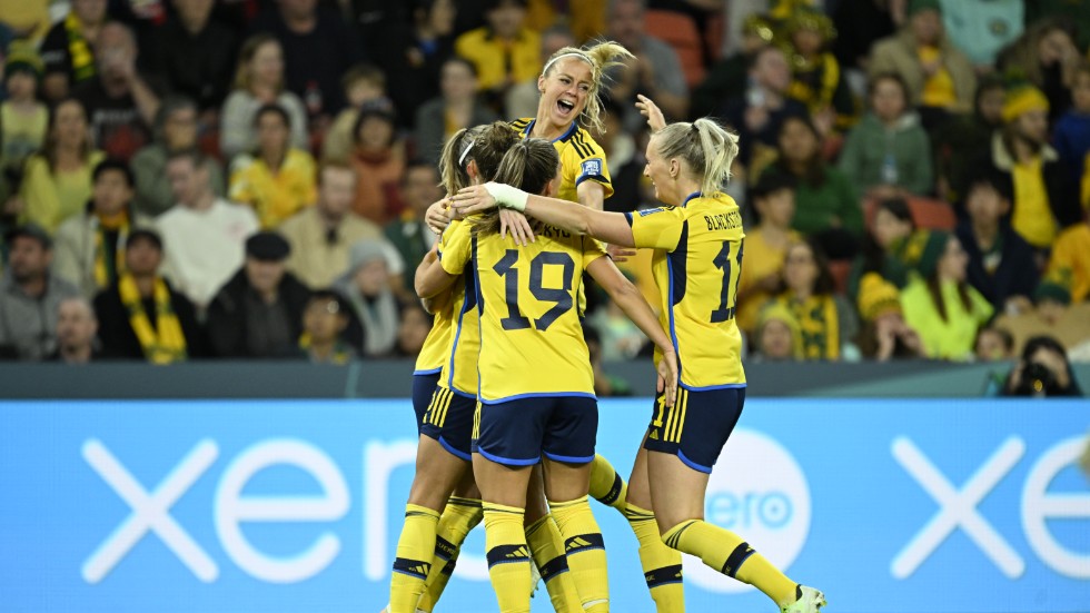 Svenskt jubel efter att Kosovare Asllani gjort 2–0 i VM-bronsmatchen mot värdnationen Australien på Brisbane Stadium