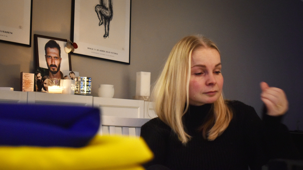 Johans porträtt står inramat i familjens hem i Skelleftehamn när Linda Fredriksson tar emot reportrarna Melker Westerberg och Johanna Sandgren. Hon berättar om sin man, om vem han var och hur han hamnade i Ukraina.