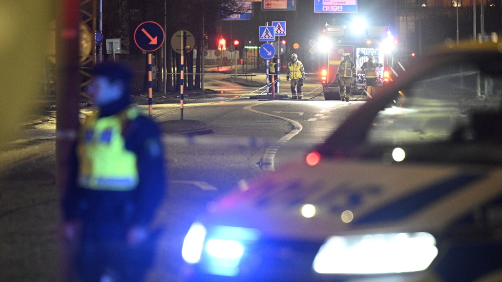 Polis på plats i Trelleborg efter lördagens larm om en våldsam man. Mannen sköts av polis och vårdas för allvarliga skador. Arkivbild.