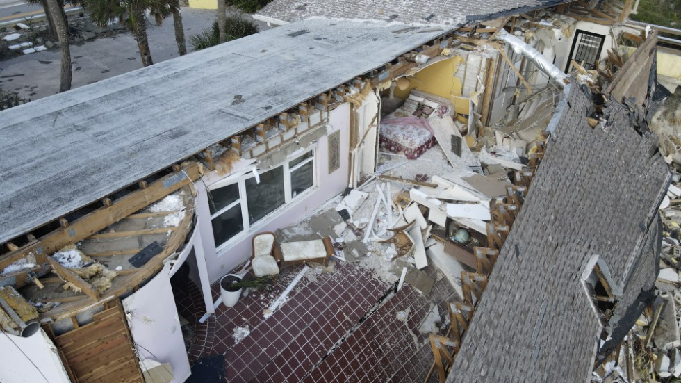 Ett hus som halvt kollapsat i Florida efter att orkanen Nicole drog förbi i november. Årets marina värmeböljor ökar risken för fler orkaner – samtidigt som väderfenomenet El Niño dämpar. Arkivbild.