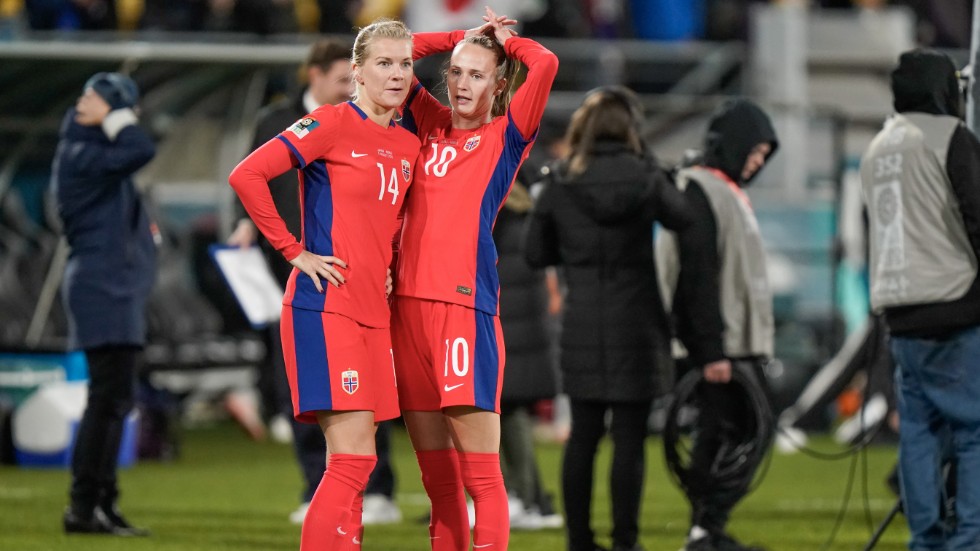 Norska stjärnorna Caroline Graham Hansen och Ada Hegerberg deppar efter 1–3-förlusten mot Japan i VM-åttondelsfinalen.