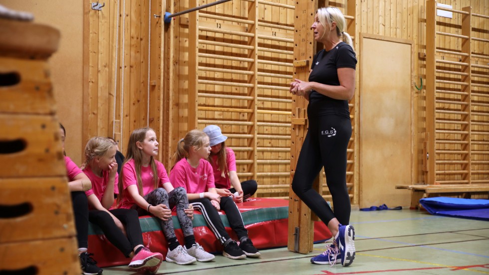 Parkourledaren Sara Hutmacher Sjöberg i dialog med de unga deltagarna i Sportis Camp 23.