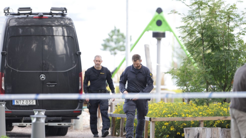 Polis och nationella bombskyddet på plats för att ta hand om misstänkt föremål på lekplats på Lindö strand utanför Norrköping.