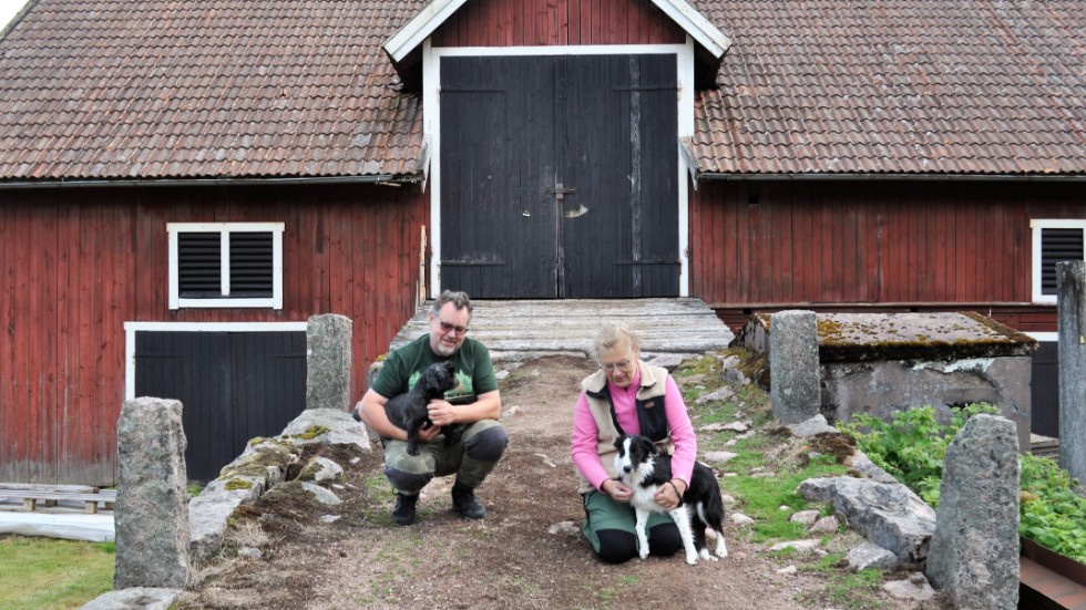 Ulf och Catarina Gustafsson med två av de 11 hundarna. Här Svarte Petter och Krut.