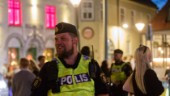 En natt med polisen under festveckan i Visby