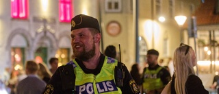 En natt med polisen under festveckan i Visby