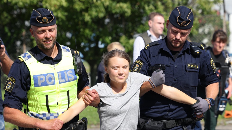 Klimataktivisten Greta Thunberg förs bort av polis när hon på måndagen deltar i en ny klimataktion i Oljehamnen i Malmö.