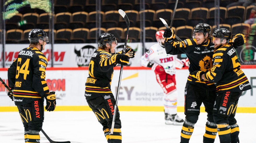 Jonathan Johnson, second from the right, is congratulated after his 3-1 goal against Timrå, a goal that gave AIK breathing room in the third period.