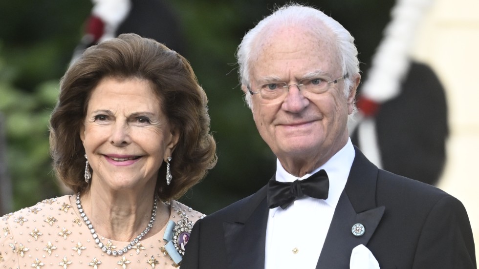 Drottning Silvia och kung Carl Gustaf anländer till kvällens jubileumsföreställning på Drottningholms slottsteater med anledning av kungens 50-årsjubileum.