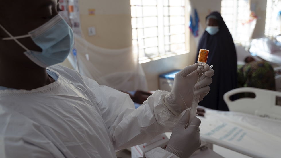 Sjukvårdspersonal förbereder vaccination mot difteri på ett sjukhus i den nigerianska staden Kano.