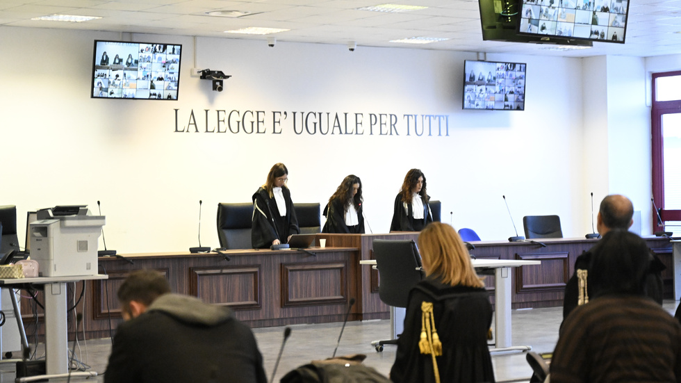 "Lagen är lika för alla". Så lyder texten som målats på väggen i högsäkerhetsbunkern i Lamezia Terme i Kalabrien, där en av Italiens största maffiarättegångar avslutades på måndagen.