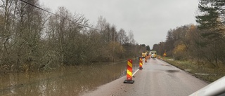 Översvämningsdrabbad väg stängs av