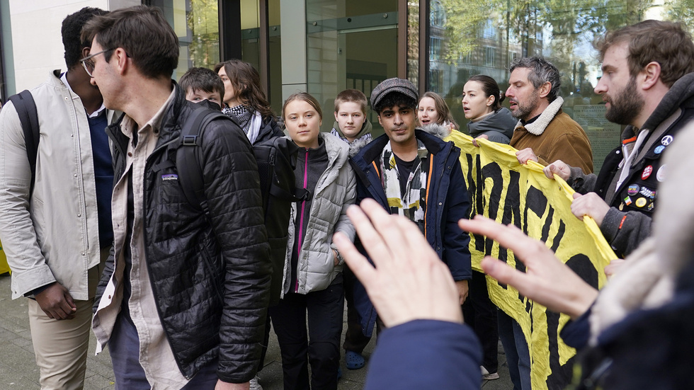 Klimataktivisten Greta Thunberg när hon lämnar domstolen i London.
