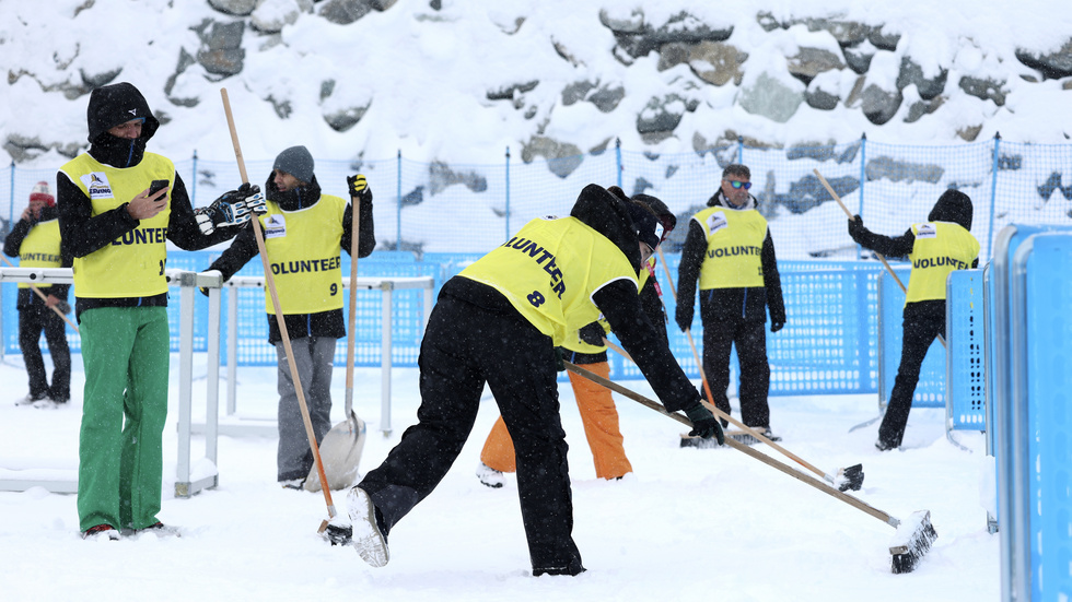 Volontärer jobbar vid den alpina skidbacken i Cervinia-Zermatt. Helgens tävlingar har fått ställas in.