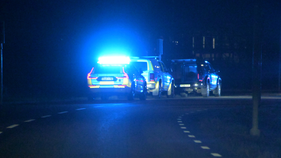 Under natten stoppade polisen i Linköping en bil hemmhörande i Uppsala. Fem män greps och anhölls senare misstänkta för grovt vapenbrott.
