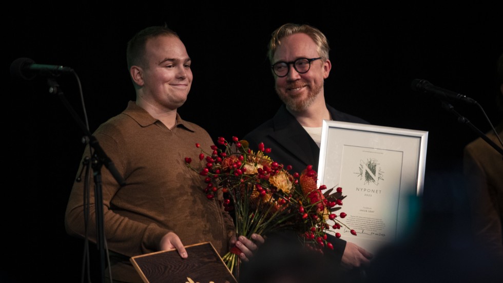 Jakob Graf tar emot årets Nypon från Lars Winnerbäck.