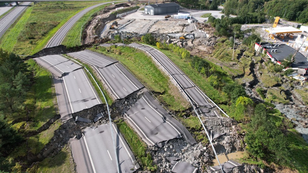 E6 vid Stenungsund är avstängd i båda riktningarna efter ett stort jordskred tidigt lördag morgon. Omfattande återuppbyggnadsarbete är att vänta.