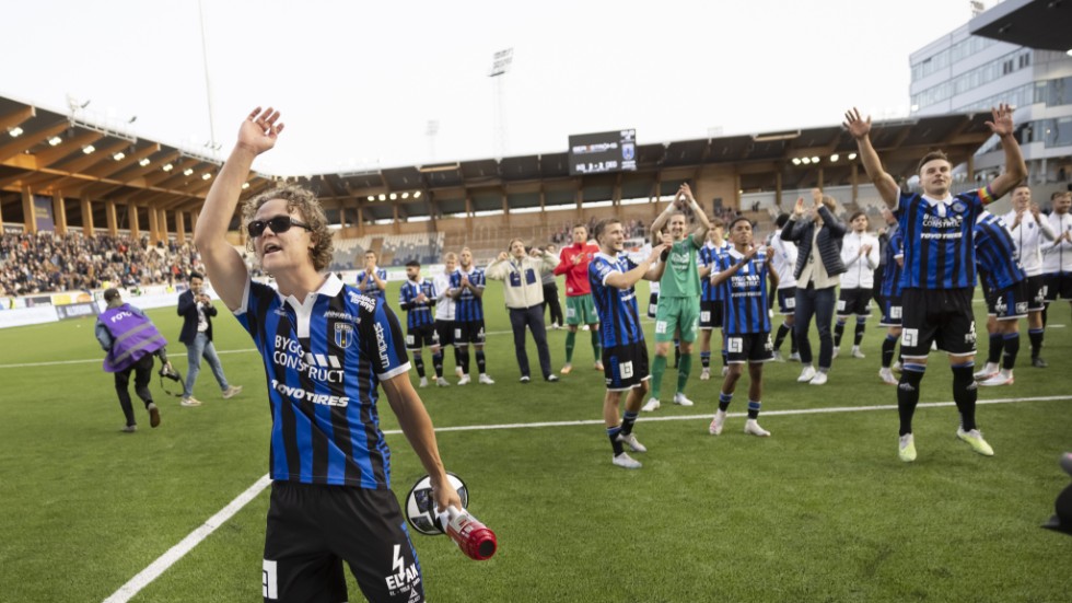 Sirius Herman Sjögrell firar med fansen efter segermatchen mot Degerfors IF på Studenternas.