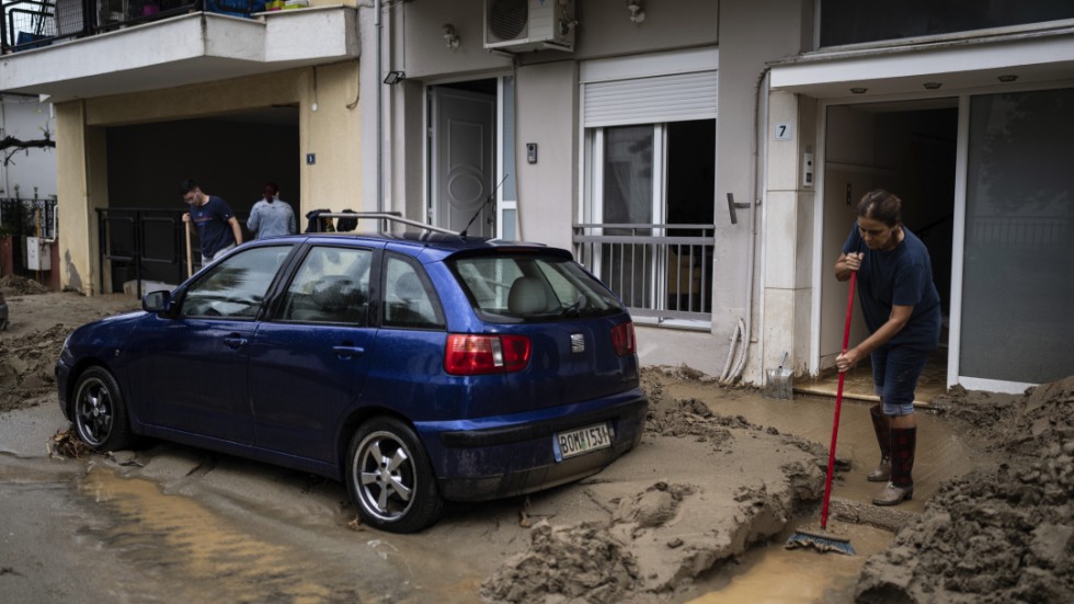 Stora vattenmängder och lermassor har dragit in över den grekiska staden Volos.