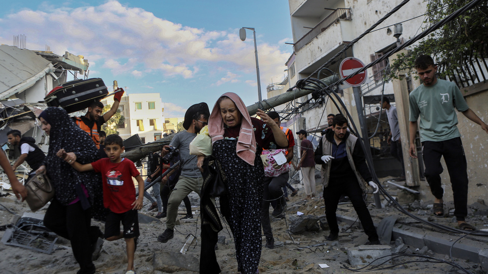 "Det gör ont att se alla bilder från Gaza, där desperata och livrädda människor förtvivlat försöker rädda sig och sin familj från bomber och angrepp", skriver insändarskribenten som hoppas på fredsförhandlingar snarast.