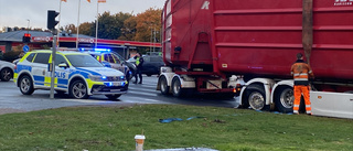 Lastbil blockerade väg i centrum – orsakade totalstopp i trafiken