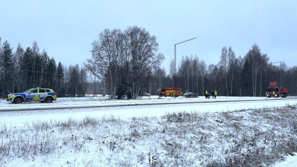 En personbil och en lastbil var inblandade i olyckan, som inträffade på Järnvägsleden.