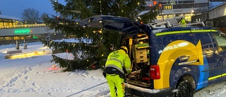 TV: Blåsten knäckte toppen på granen – julstjärnan föll 13 meter 
