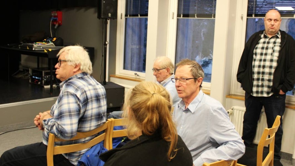Johnny Gustafsson (mitten) funderade bland annat på vilka möjligheter det kan finnas att söka bidrag för en eventuell renovering av huset.