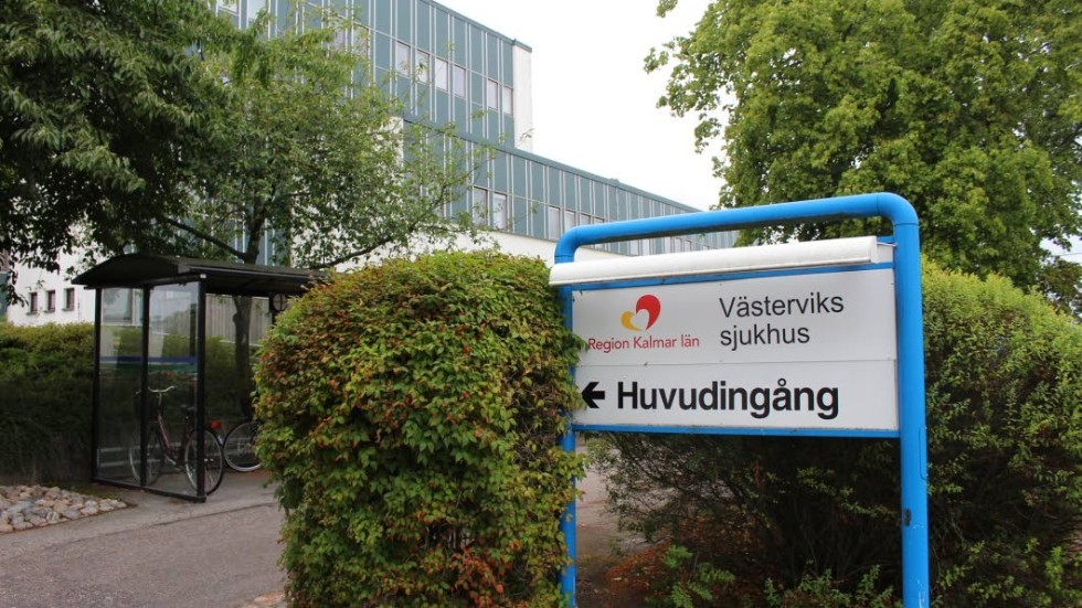 Under sommaren har ett antal avdelningar färre vårdplatser än vanligt på Västerviks sjukhus.