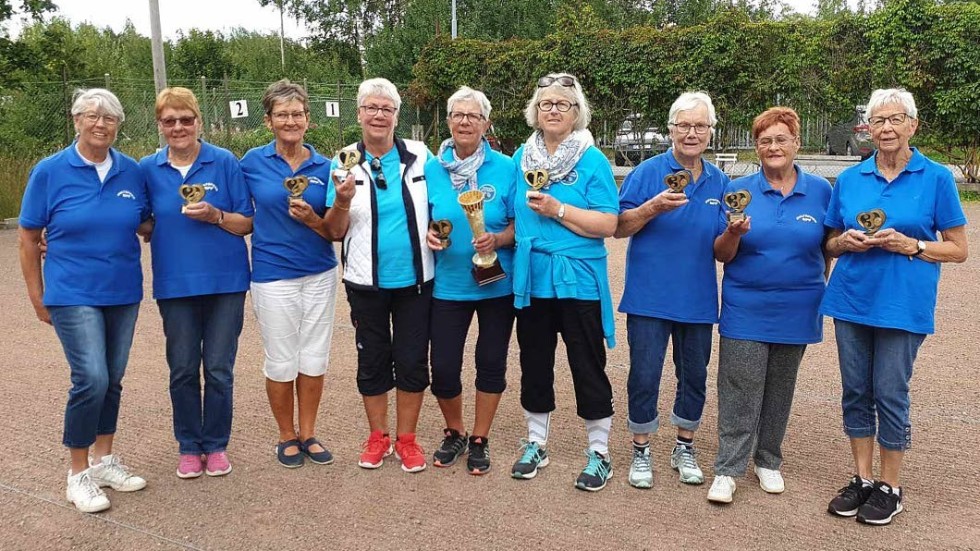 Glada pristagare i Tjustseriens Damtrippel. Västervik på första plats, Hultsfred lag ett och två på andra respektive tredje plats.