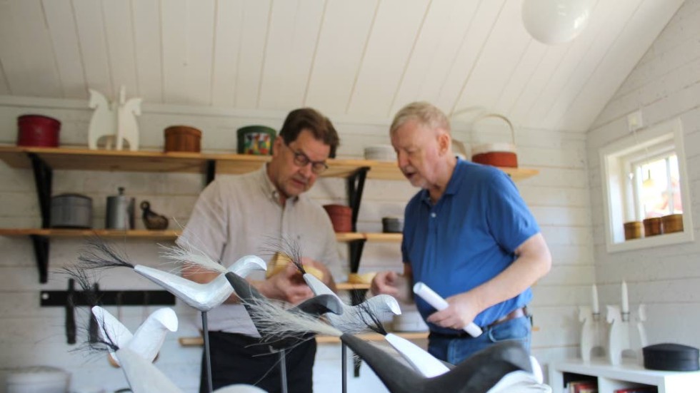 Trähantverkare Sture Nyberg och Henrik Hägerdal samtalar om masurbjörk och de svarta stråk som finns i träet.