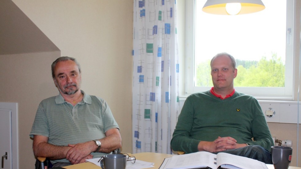 Roger Rydström (S), vård- och omsorgsnämndens ordförande och Joachim Samuelsson, förvaltningschef, menar åtgärder är vidtagna och att de kommer att ge resultat. Foto: Lars-Göran Bexell