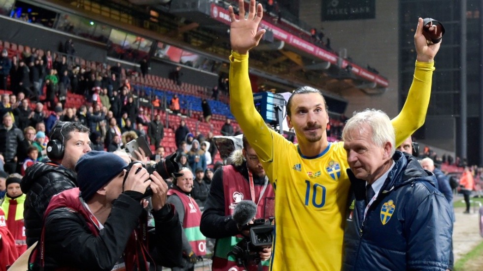 Zlatan Ibrahimovic och Lars Richt jublar efter fotbollsmatchen i EM-kvalets playoff mot Danmark.