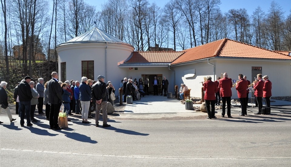 Många kom till invigningen under den soliga lördagseftermiddagen. Foto: Theodor Nordenskjöld