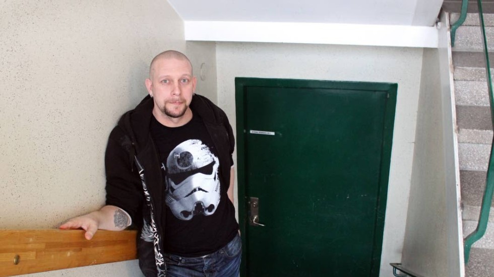I källaren. Robert Törnström förvarade sin Star Wars-dräkt i källaren. Nu är den borta.