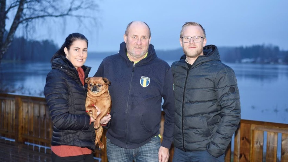 Tidigare ägaren till Vimmerby Camping, Lasse Johansson i mitten flankerad av nya ägarna Elisatbeth Wolmeryd med hunden Greta samt Hampus Thorstensson.