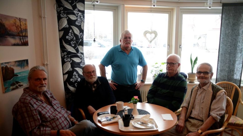 Leif Schmidt, Karl-Inge Nilsson, Roger Lindskog, Lennart Arvidsson och Rune Samuelsson fikade nästintill varje dag på kaféet innan stängningen. Nu ska rutinerna återupptas.