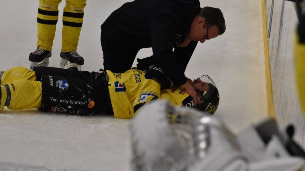 Pontus Johansson blev liggande på isen efter huvudtacklingen.