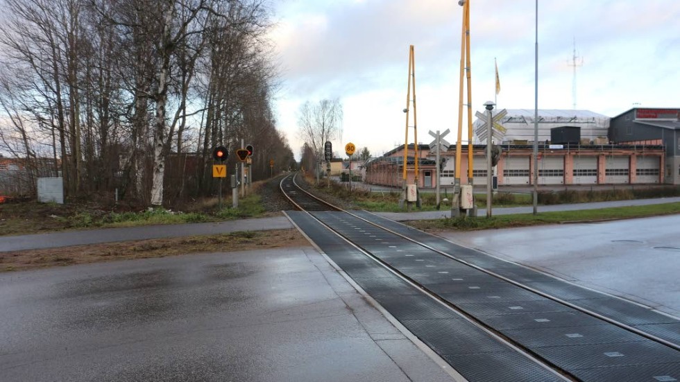 Här i närheten av järnvägsövergången vid Östra Långgatan i hultsfred var det nära en allvarlig olycka när Kustpilentåget krockade med en studsmatta.