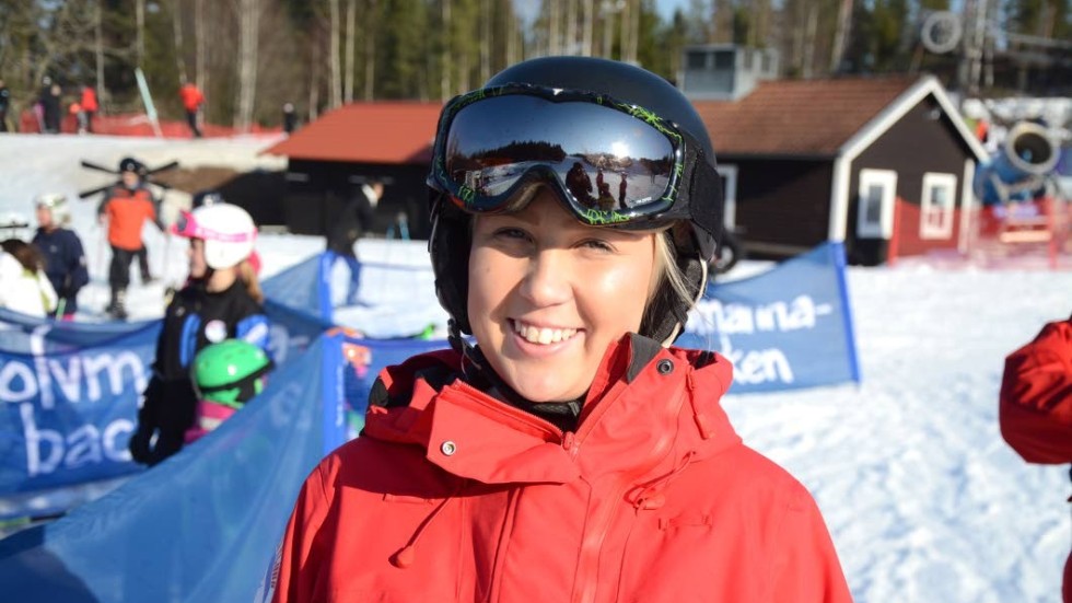 I tre säsonger har Julia Johansson varit skidlärare vid Tolvmannabacken. "Den största utmaningen för barnen är oftast att komma upp i liften", säger hon.