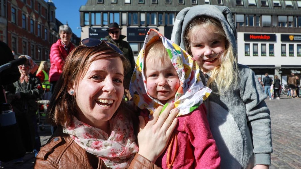Linda Almgren med döttrarna Wilma och Ella Segersten. De hade tagit sig till Linköping från Rimforsa för att delta i paraden.