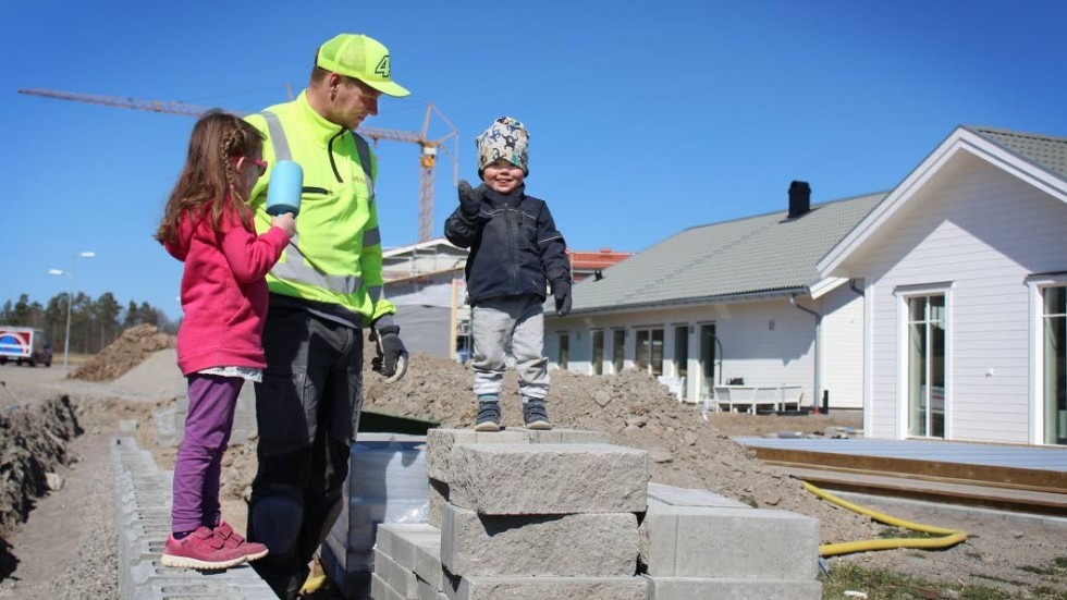 Adrian Ahrling med barnen Tuva och Vilhelm är nöjda med flytten till Sturefors.