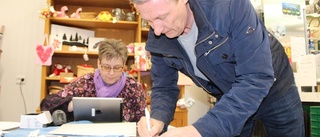 Frågar om biblioteksservice i butik