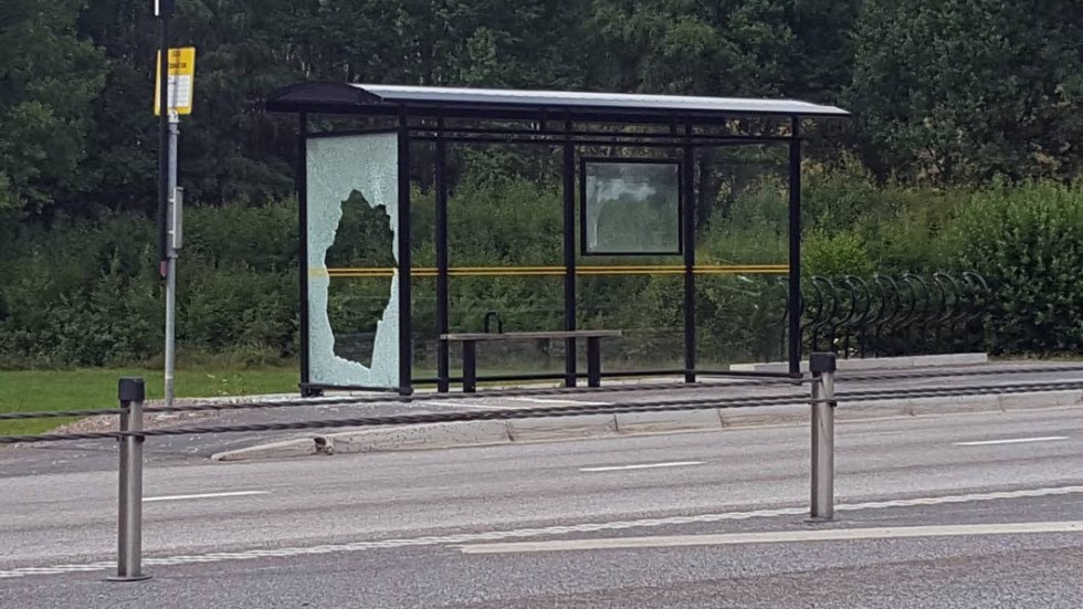 Än en gång har glasrutor slagits sönder på busskutrer i bland annat Frödinge. Bilden är tagen vid ett tidigare tillfälle.